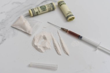 Uyuşturucu, para ve şırıngalar, beyaz arka planda izole