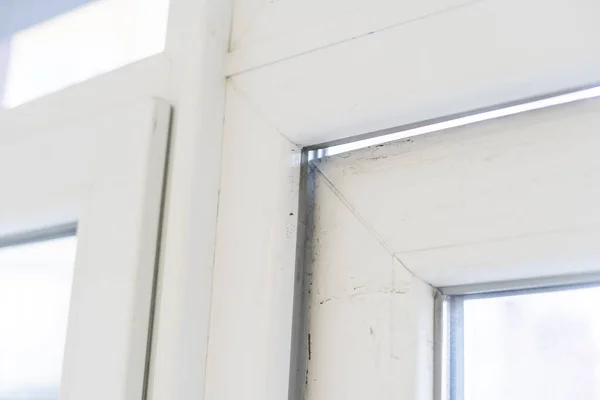 Yanlış yerleştirilmiş plastik kapılar. Beyaz plastik kapıdaki delik — Stok fotoğraf