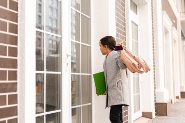 Güzel, genç bir ilkokul öğrencisi. Sonbahar.