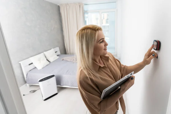 Žena pomocí smart wall home control system — Stock fotografie