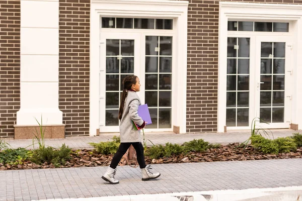 Petite écolière avec sac à dos. Bonne enfance. Début de l'année universitaire. Automne pour étudier. J'étudie à l'école primaire. Concept d'éducation scolaire. Retour aux études — Photo