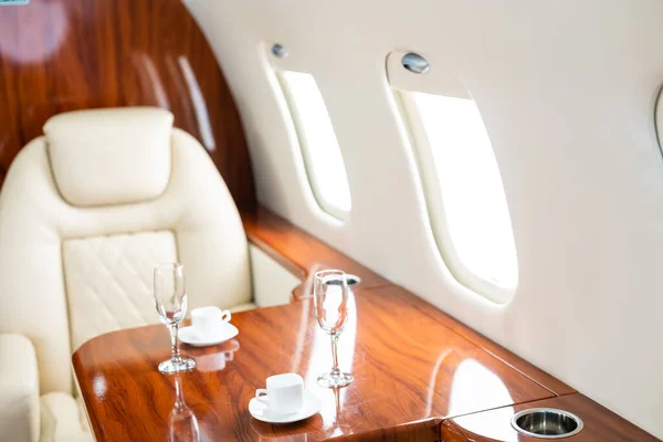 Ninguém na cabine de um avião de classe executiva confortável viagem de luxo — Fotografia de Stock