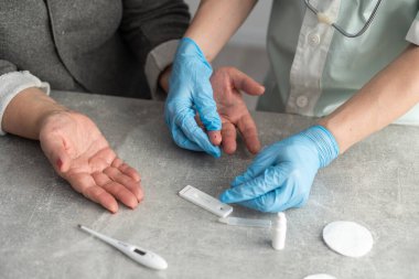 Yaşlı bir kadın için hemşire tarafından test ediliyor.