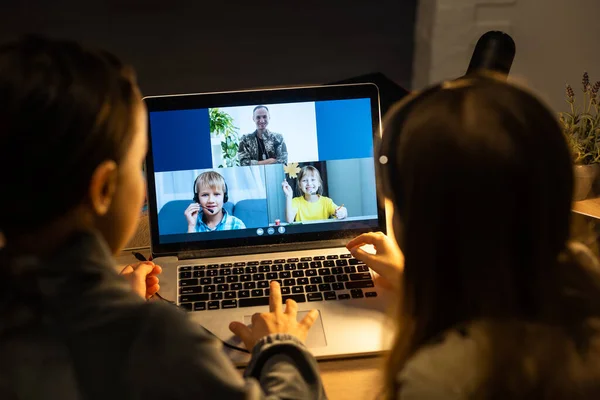 웹캠을 사용하여 학생들 과 비디오 콘퍼런스 통화를 합니다. 온라인 교육 과 전자 학습 개념입니다. 가정 검역 거리배우기 집에서 일하기. — 스톡 사진