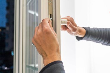 Daireye bir pencere yerleştiriyorum. İşçi tarafından neredeyse birleştirilmiş köşe polivinili