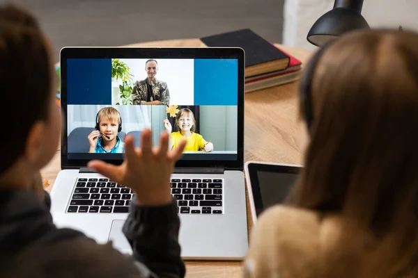Vidéoconférence avec l'élève par webcam. Éducation en ligne et concept d'apprentissage en ligne. Formation à distance en quarantaine à domicile et travail à domicile. — Photo