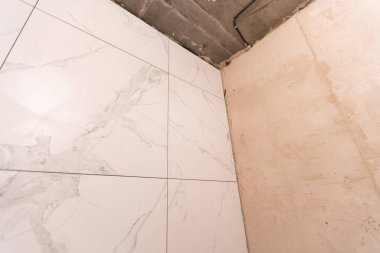 İnşaat aşamasında yeni bir küvet ev banyosu tadilatı, yeni lavabolar için boru tesisatı..