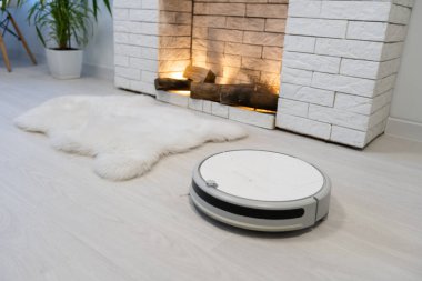 Modern robot elektrikli süpürge oturma odasında yerde. Metin için boşluk