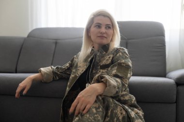 Genç bir kadının fotoğrafı. Mutlu mutlu gülümseyen asker. Selfie üniforması yapıyor.