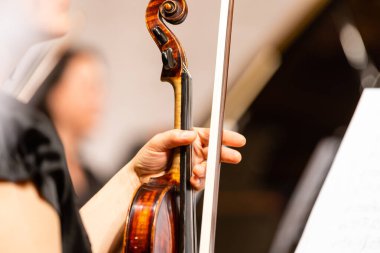 Keman Çalan Eller Yakın