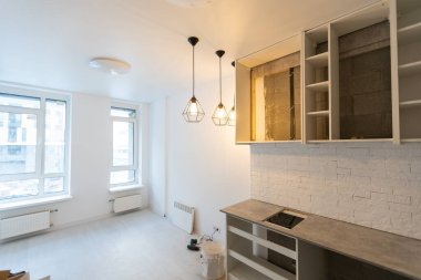 Mutfak dolaplarının kurulumu. mobilya montaj.