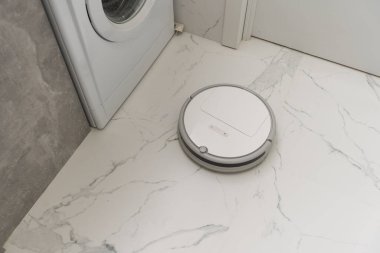 Robot elektrik süpürgesi banyoda.