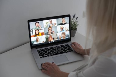 Laptopta Evde Çalışan Bir Kadın Grup Video Konferansı Yapıyor