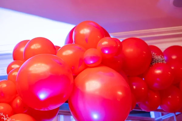 Zona de fotos para un niño de globos rojos. Cumpleaños. —  Fotos de Stock