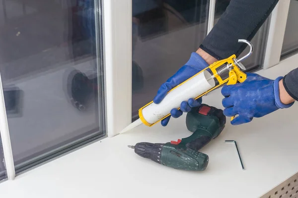 Trabajador de la construcción instalando ventana en casa —  Fotos de Stock