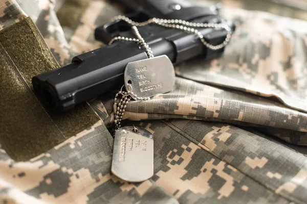 Gun with dogtags. Concept of duty and service in US army forces. Veteran concept — Stock Photo, Image