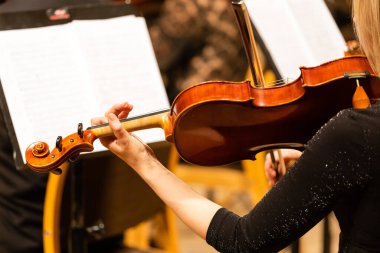 Senfoni Orkestrası sahne, eller iskambil keman