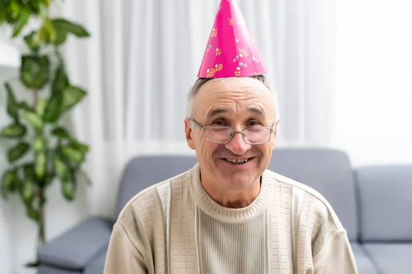 Image horizontale d'un séduisant homme âgé avec chapeau à cône — Photo