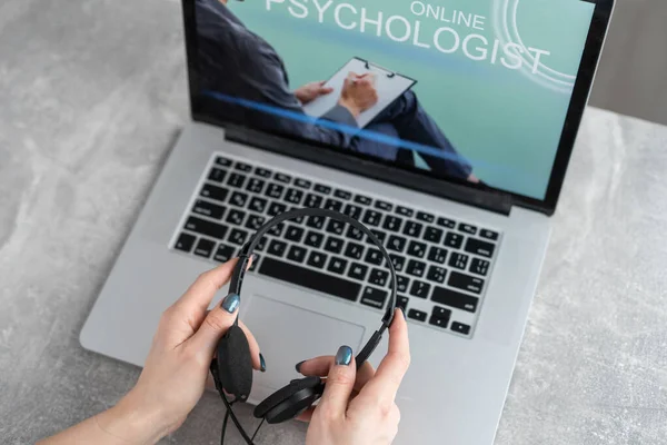 Médecin en ligne. voir le médecin thérapeute psychologue parle chat vidéo à l'aide d'un ordinateur portable dans un bureau de clinique. — Photo