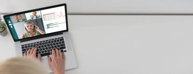 Asyalı genç iş kadınının şirket grubuyla uzaktan kumandalı ev görüntülü konferans görüşmesinde çalıştığını gördüm. Online toplantı, video çağrısı, grup çevrimiçi kavramı dizüstü bilgisayardaki takım çalışması ekranıyla tartışıyor.