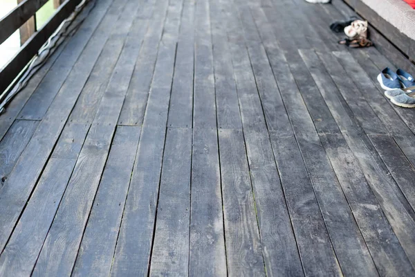 Houtondergrond of donkerbruine textuur. Textuur van oud hout gebruikt als natuurlijke achtergrond. Bovenaanzicht van bruin zwart Amerikaans walnotenhout lambrisering. Kopieerruimte. — Stockfoto