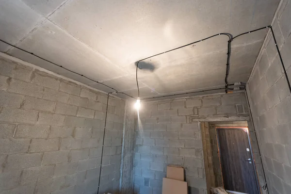 Working process of installing metal frames for plasterboard -drywall - for making gypsum walls in apartment is under construction, remodeling, renovation, extension, restoration and reconstruction — Stock Photo, Image