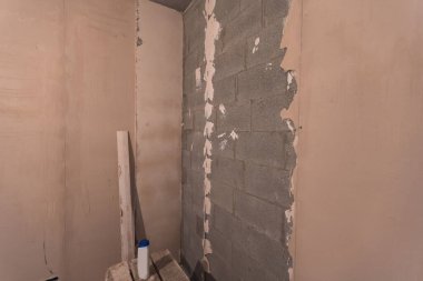 Yeni dairenin köşesindeki duvar kağıtları.