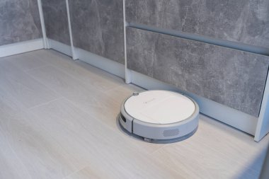 Robot elektrikli süpürge mutfak zeminini temizliyor.