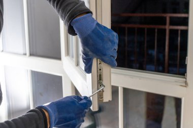 Profesyonel tamirci eve pencere kuruyor.