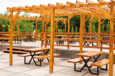 Kapalı oturma alanı. Çardak, parklarda ve bahçelerde çardak, rahatla ve gevşe. Parktaki ahşap çardak..