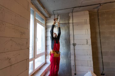 Elektrikçi kablosunun bağlanması. Karışık teknik