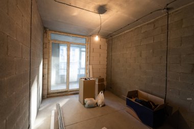 Dairede alçıpan duvarları yapmak için metal çerçeveler - alçıpan - alçıpan için çalışma süreci inşaat, yenileme, yenileme, yenileme, uzatma, restorasyon ve yeniden yapılanma aşamasında