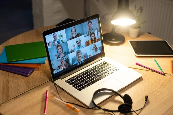 Videokonferenční hovor s žákem pomocí webové kamery. Online vzdělávání a e-learning koncept. Domácí karanténní distanční vzdělávání a práce z domova. — Stock fotografie