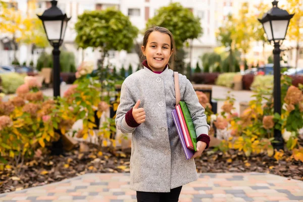 Malá školačka na podzim — Stock fotografie