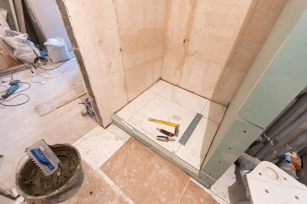 Renovación del cuarto de baño y azulejos. La colocación de baldosas de cerámica —  Fotos de Stock
