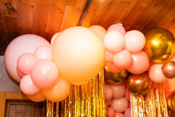 Décor avec ballons de colliers rose, or et or rose. — Photo