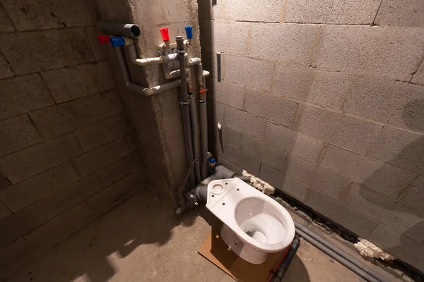 Egy fürdőszoba felújítása a házban. Vízvezeték és WC. — Stock Fotó