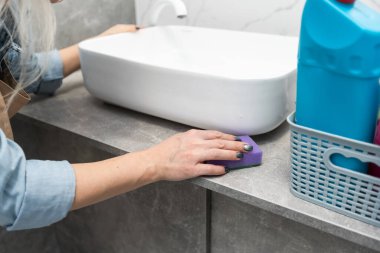 Onun evinde banyo temizlik kadın