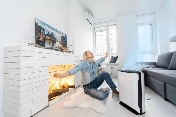 Žena v obývacím pokoji pomocí čističe vzduchu a zvlhčovače — Stock fotografie
