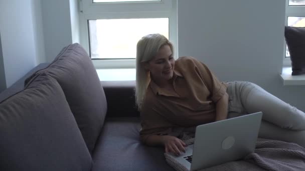 Frau mit Laptop-Computer auf einer Außenterrasse, leere Green-Screen-Attrappe Kopierraum — Stockvideo