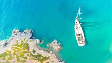 Dalgalar ve üstten görünüm yatlar. Üstten görünüm turkuaz su kökenli. Yaz deniz--dan soluduğumuz hava. En iyi manzara dron. Seyahat-görüntü