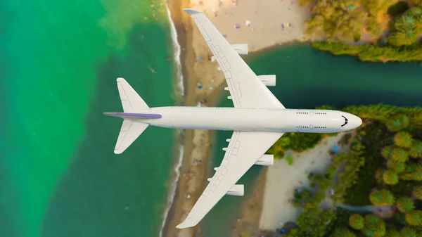 Légi felvétel egy kék tenger felett repülő repülőgépről, mint utazási koncepció fénymásolási hellyel — Stock Fotó
