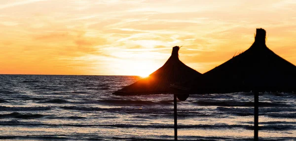 Denizde gün batımı. Güneşin doğuşunun çeşitli renkleri ve renkleri. Deniz manzarası. — Stok fotoğraf