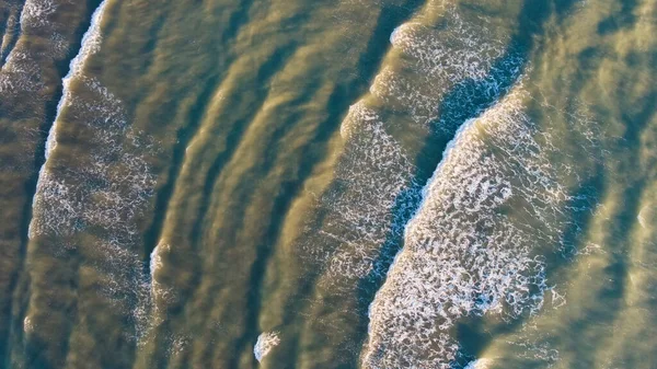 Vista aerea dall'alto verso il basso di una spiaggia pulita di sabbia bianca sulle rive di un bellissimo mare turchese — Foto Stock