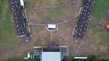 Festival alanı, sahada konser, arka plan ve sahne