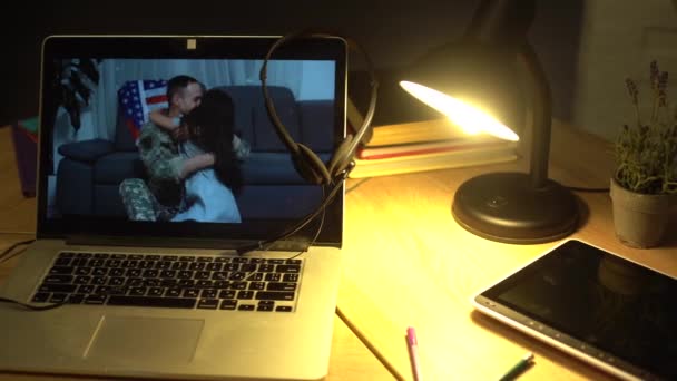 Цифровое комическое видео, на котором американский солдат обнимает свою дочь — стоковое видео
