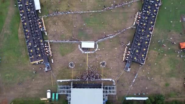 Festival alanı, sahada konser, arka plan ve sahne — Stok video