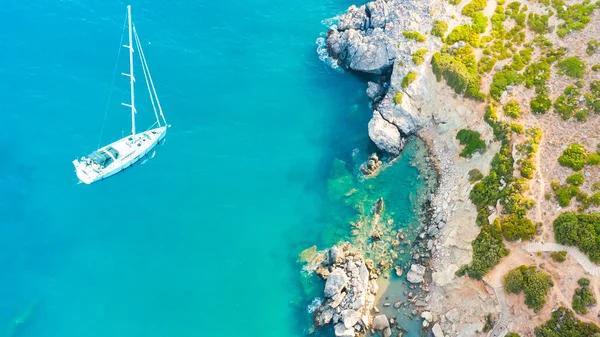 Vågor och yacht från ovanifrån. Turkost vatten bakgrund från ovanifrån. Sommaren marinmålning från luften. Ovanifrån från drone. Resor-bild — Stockfoto