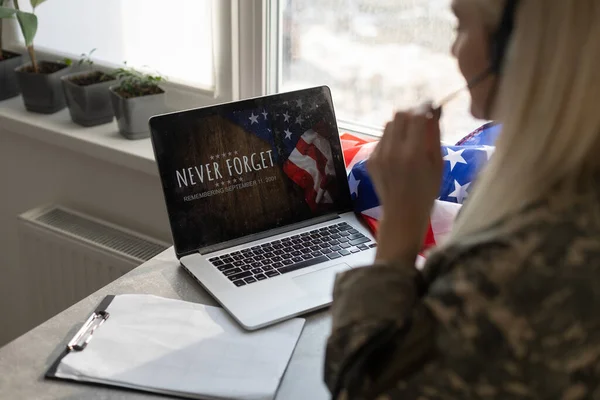 Vrij vrouwelijke soldaat werken met laptop zittend aan tafel in het hoofdkwartier van gebouw. — Stockfoto