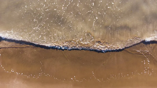 Vista superior de las olas de textura playa de arena. — Foto de Stock
